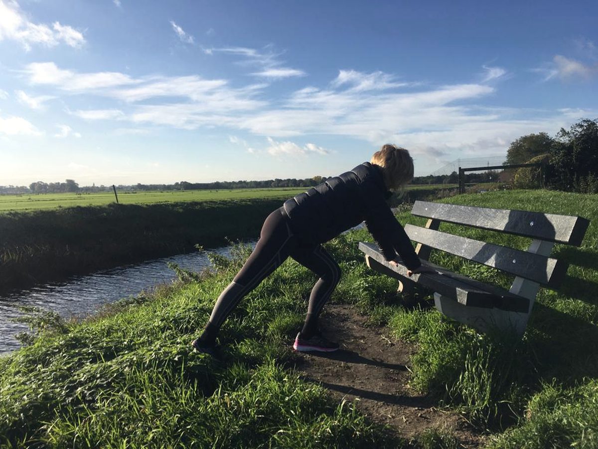 Iemand die aan het eind van de week buiten op een dijk traint