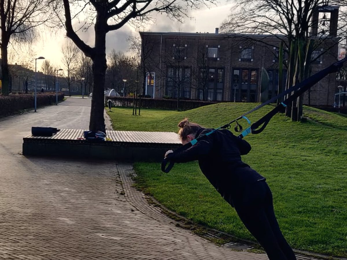 Iemand die vlak bij huis op een kade buiten traint